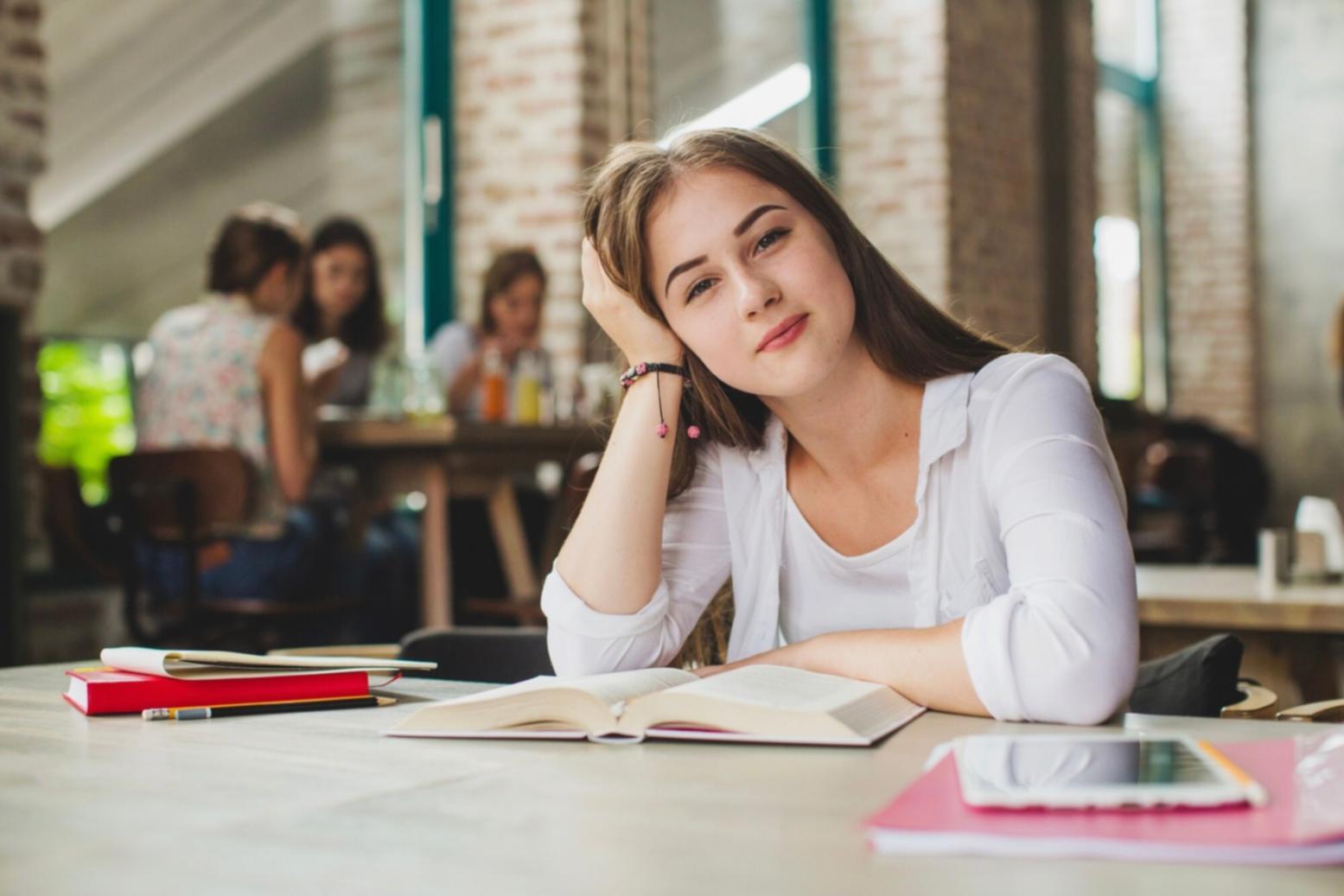 Studenti durante una sessione di analisi testuale